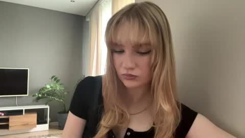 Snapshot of piastonesifer chatting on June 18, 11:42 pm Kristie online show from June 18, 11:42 pm
