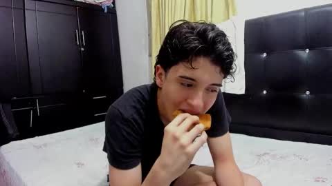 picaszomilos350 online show from January 6, 6:06 am