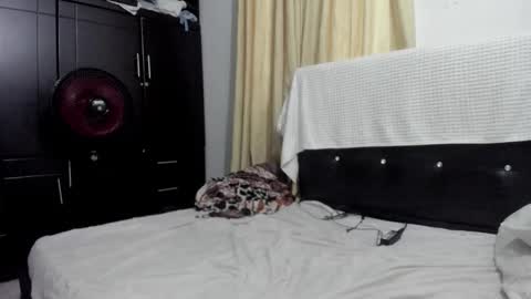 picaszomilos350 online show from January 19, 1:15 pm