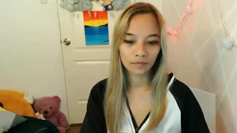Snapshot of pinay_beauty14 chatting on February 8, 9:13 am pinay beauty14 online show from February 8, 9:13 am
