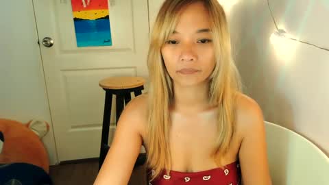 Snapshot of pinay_beauty14 chatting on March 6, 1:48 am pinay beauty14 online show from March 6, 1:48 am