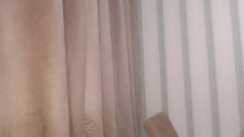 Snapshot of pineapple__mood chatting on April 7, 6:47 am online show from April 7, 6:47 am