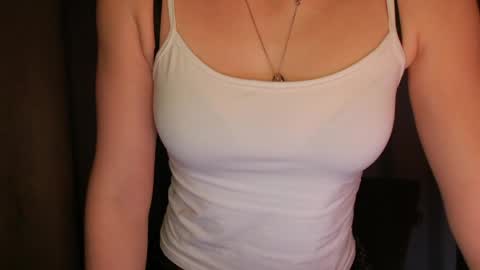 Snapshot of pineapple__mood chatting on April 14, 8:42 am online show from April 14, 8:42 am
