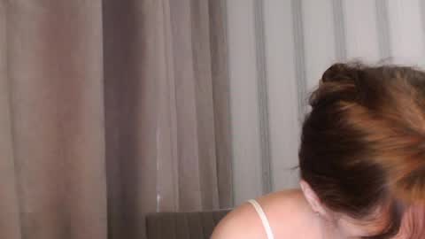 Snapshot of pineapple__mood chatting on April 15, 7:15 am online show from April 15, 7:15 am