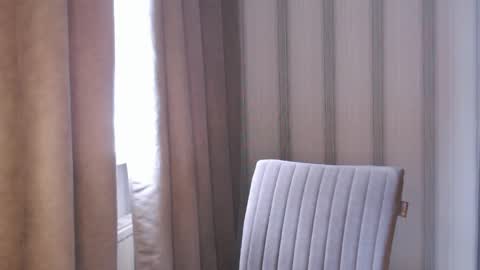 Snapshot of pineapple__mood chatting on April 28, 6:51 am online show from April 28, 6:51 am