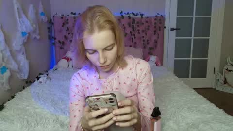 Snapshot of pink_lila18 chatting on February 9, 2:04 am pink_lila18 online show from February 9, 2:04 am