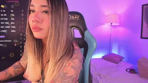 Snapshot of pink_quarz chatting on October 11, 9:35 pm KELLY online show from October 11, 9:35 pm