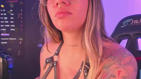 Snapshot of pink_quarz chatting on October 25, 2:52 am KELLY online show from October 25, 2:52 am