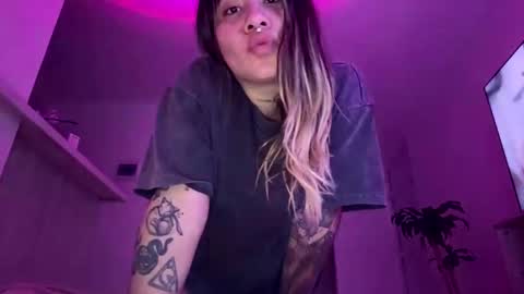 Snapshot of pink_quarz chatting on November 24, 12:10 am KELLY online show from November 24, 12:10 am