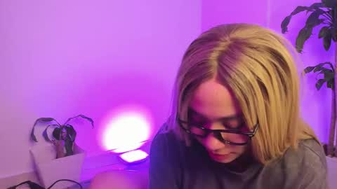 Snapshot of pink_quarz chatting on February 28, 2:01 am KELLY online show from February 28, 2:01 am