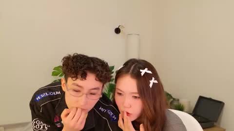 Snapshot of pinktwinss chatting on March 26, 8:47 pm Li long hair and Rude short hair online show from March 26, 8:47 pm