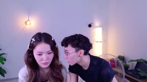 Snapshot of pinktwinss chatting on March 27, 8:41 pm Li long hair and Rude short hair online show from March 27, 8:41 pm