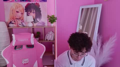 Snapshot of pinktwinss chatting on March 29, 8:42 pm Li long hair and Rude short hair online show from March 29, 8:42 pm