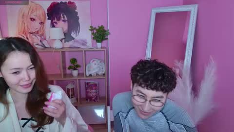 Snapshot of pinktwinss chatting on March 31, 6:52 pm Li long hair and Rude short hair online show from March 31, 6:52 pm