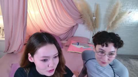 Snapshot of pinktwinss chatting on April 3, 9:02 pm Li long hair and Rude short hair online show from April 3, 9:02 pm