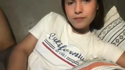 Snapshot of pinky_skylar chatting on April 10, 2:06 am taylor-dont forget to follow and give thumps up online show from April 10, 2:06 am