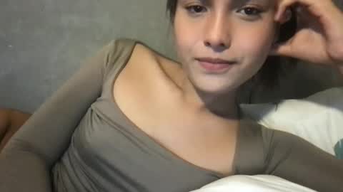 Snapshot of pinky_skylar chatting on April 25, 3:09 am taylor-dont forget to follow and give thumps up online show from April 25, 3:09 am