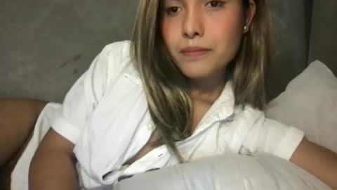 Snapshot of pinky_skylar chatting on May 21, 2:18 am taylor-dont forget to follow and give thumps up online show from May 21, 2:18 am