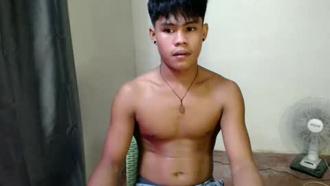 Snapshot of pinoy_shyboy69 chatting on April 6, 12:28 pm pinoy_shyboy69 online show from April 6, 12:28 pm