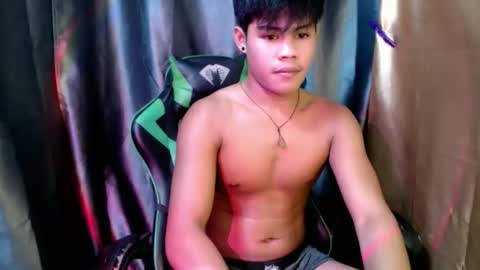 Snapshot of pinoy_shyboy69 chatting on May 2, 3:33 am pinoy_shyboy69 online show from May 2, 3:33 am