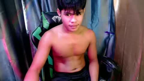 Snapshot of pinoy_shyboy69 chatting on May 2, 11:21 pm pinoy_shyboy69 online show from May 2, 11:21 pm