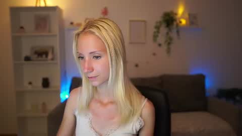 Snapshot of piper_perri_18 chatting on July 7, 6:45 pm Piper Perri online show from July 7, 6:45 pm