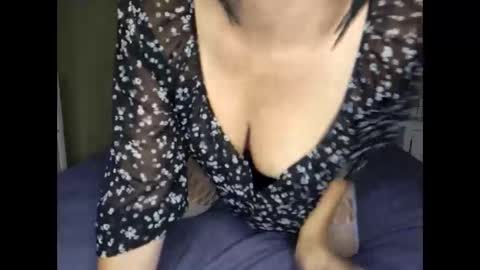 Snapshot of pippa33109 chatting on January 6, 3:20 am MILF Pippa online show from January 6, 3:20 am