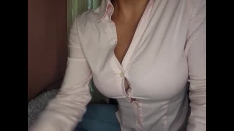 Snapshot of pippa33109 chatting on October 3, 5:32 pm MILF Pippa online show from October 3, 5:32 pm