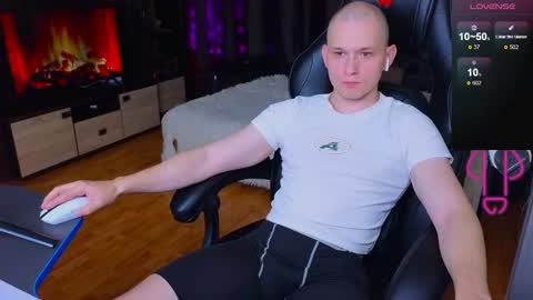 Snapshot of pistonpojizni chatting on January 3, 6:22 am STRONGBEAUTY online show from January 3, 6:22 am