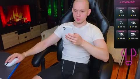 Snapshot of pistonpojizni chatting on January 3, 11:23 pm STRONGBEAUTY online show from January 3, 11:23 pm