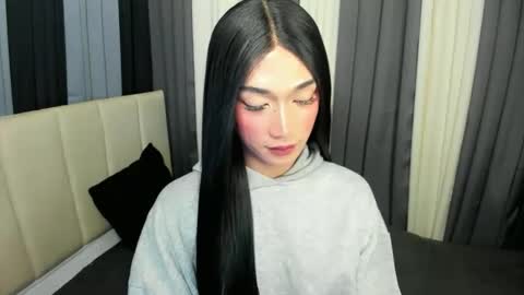 pixiedoll_ online show from May 6, 5:51 pm