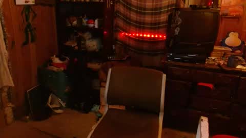 Izzy online show from December 11, 12:33 am