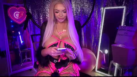 Snapshot of plasticfuckdoll chatting on February 8, 8:20 am Dumb bimbo fuck doll online show from February 8, 8:20 am