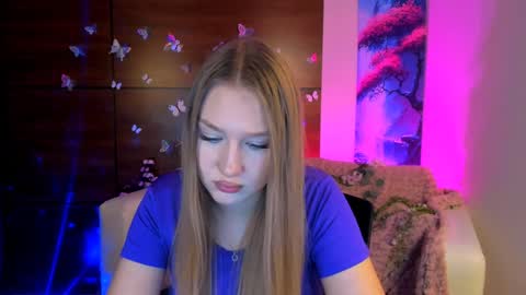 Snapshot of playful_sophie chatting on January 14, 4:04 am Sophie online show from January 14, 4:04 am