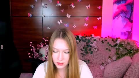 Snapshot of playful_sophie chatting on February 2, 1:19 pm Sophie online show from February 2, 1:19 pm