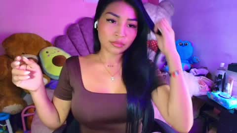 Snapshot of pocahontas_cute chatting on June 2, 7:05 pm Nicole online show from June 2, 7:05 pm