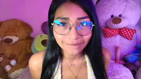 Snapshot of pocahontas_cute chatting on June 10, 11:24 pm Nicole online show from June 10, 11:24 pm