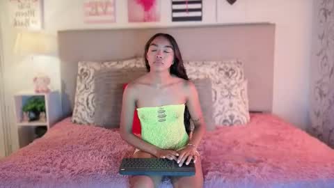 Snapshot of pocahontas_moon chatting on June 1, 6:20 pm Pocahontas online show from June 1, 6:20 pm
