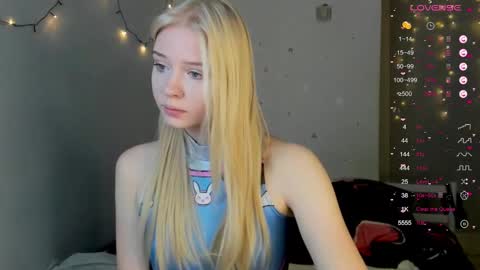 Snapshot of pocet_barbie chatting on September 30, 6:51 am Mary online show from September 30, 6:51 am