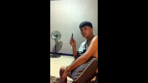 Snapshot of pogsipog chatting on May 18, 4:46 pm pogsipog online show from May 18, 4:46 pm