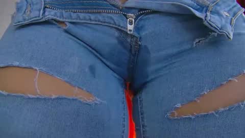 Snapshot of poison_milf_ chatting on November 14, 5:06 am poison_milf_ online show from November 14, 5:06 am