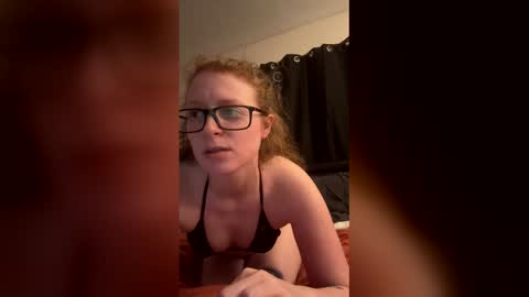 Snapshot of poisonivyy95 chatting on March 1, 3:08 am poisonivyy95 online show from March 1, 3:08 am