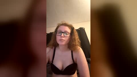 Snapshot of poisonivyy95 chatting on March 9, 1:42 am poisonivyy95 online show from March 9, 1:42 am