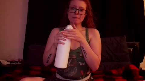 Snapshot of poisonivyy95 chatting on March 22, 1:53 am poisonivyy95 online show from March 22, 1:53 am