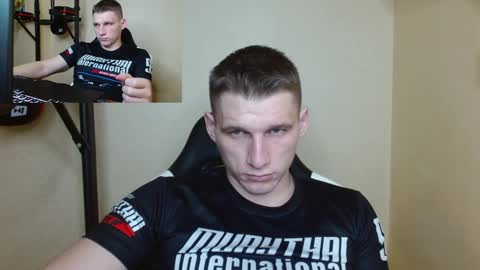 Snapshot of poliglotjoe chatting on December 3, 3:20 am Poliglot online show from December 3, 3:20 am