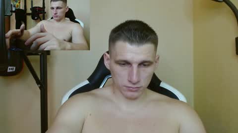 Snapshot of poliglotjoe chatting on December 15, 12:28 pm Poliglot online show from December 15, 12:28 pm