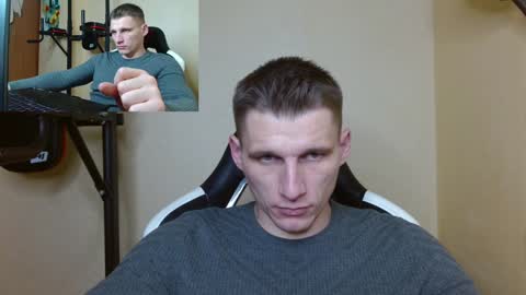 Snapshot of poliglotjoe chatting on December 22, 4:17 am Poliglot online show from December 22, 4:17 am