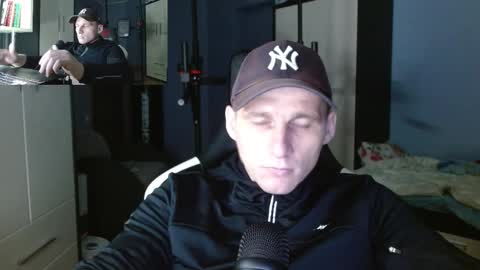 Snapshot of poliglotjoe chatting on October 11, 12:43 am Poliglot online show from October 11, 12:43 am