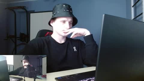 Snapshot of poliglotjoe2 chatting on February 7, 8:45 pm Poliglotjoe2 online show from February 7, 8:45 pm