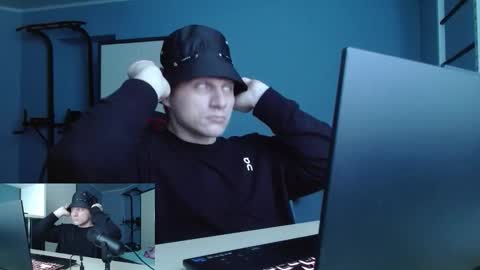 Snapshot of poliglotjoe2 chatting on February 8, 9:23 am Poliglotjoe2 online show from February 8, 9:23 am